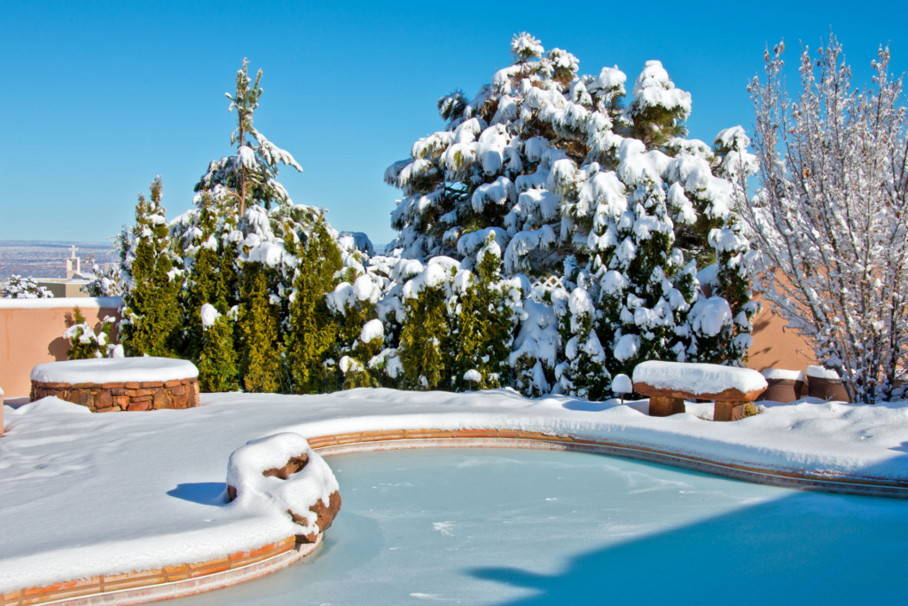 HIVERNAGE PASSIF : PRÉPARER VOTRE PISCINEPOUR UN ARRÊT COMPLET EN HIVER